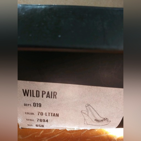 Wild pair beige platform shoes with flowers and golden details. Size 6.5 - Picture 13 of 13